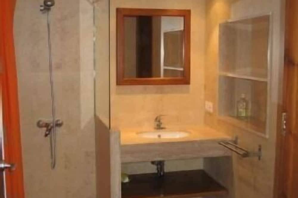 Casa rural (alquiler íntegro) Can Llorigó para 8 personas in Batet de la Serra, Olot