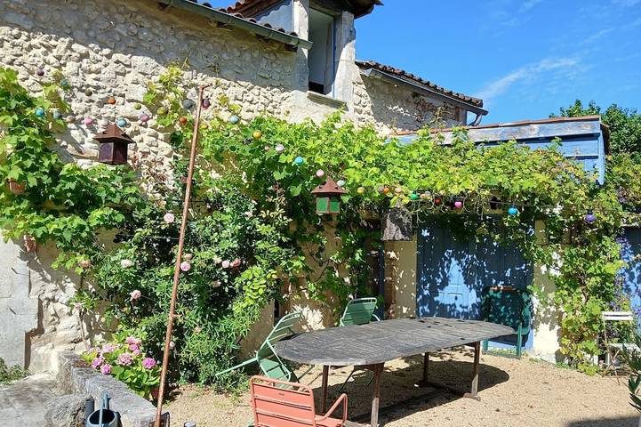 Location de vacances pour 8 personnes, avec jardin à Bourdeilles