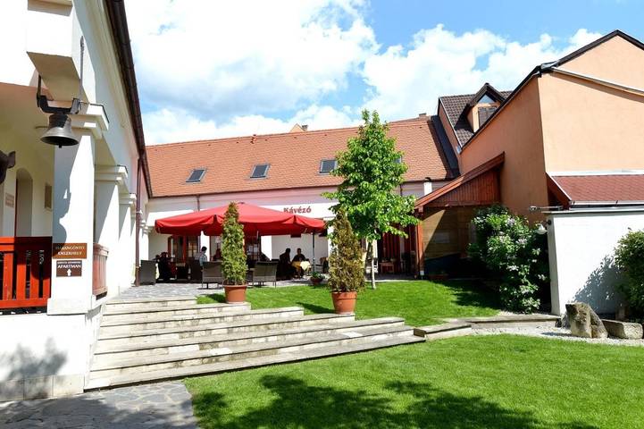 Location de vacances pour 2 personnes, avec jardin ainsi que terrasse et vue, animaux acceptés à Eger