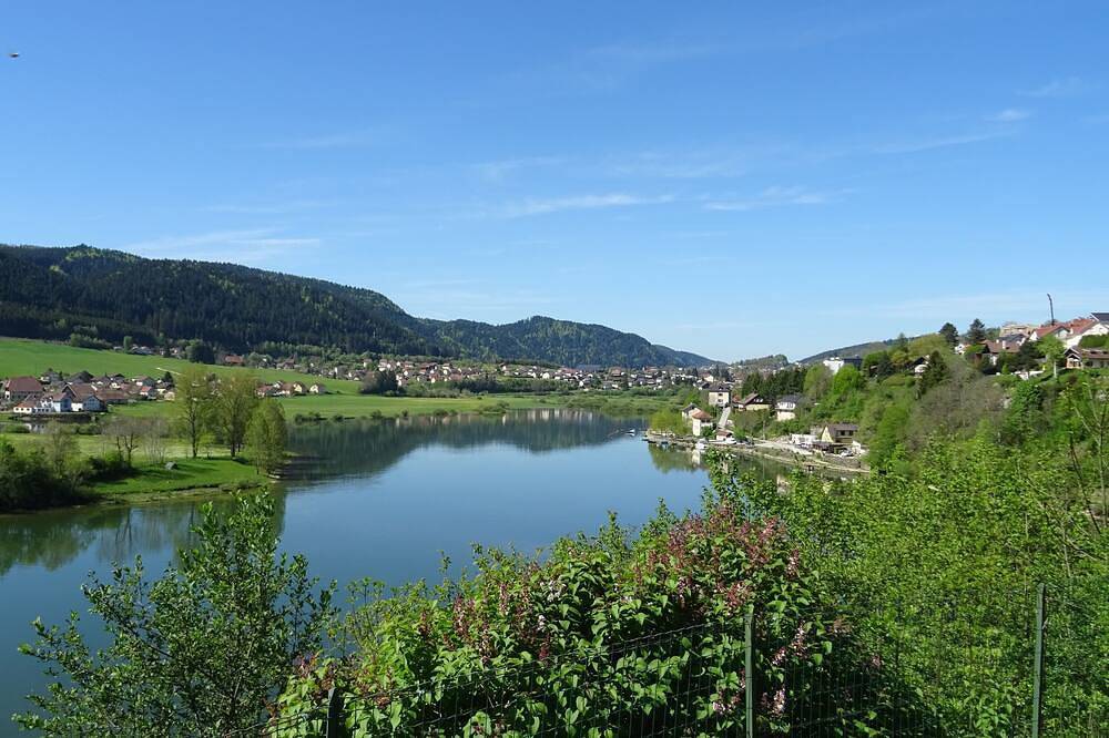 Appartement entier, \"Balcon\" sur les Bassins du Doubs et le village suisse des Brenets in Val de Morteau, Jura Francais