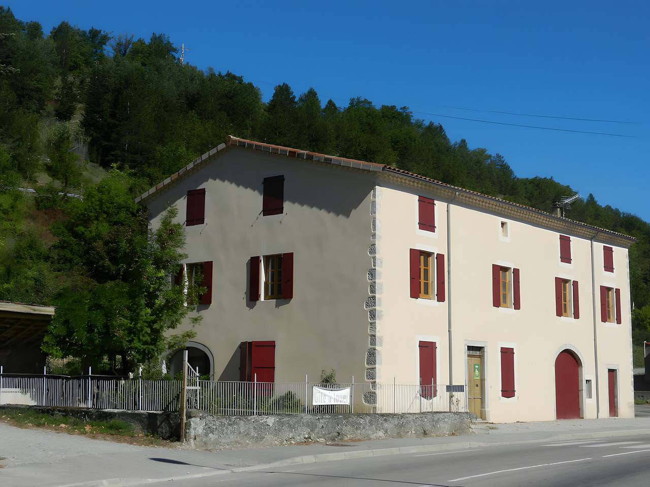 Le gite « La Bastide Des Monge - Gîte Maëlle » avec vue montagne, Wi-Fi et climatisation in Vercheny, Région de Die
