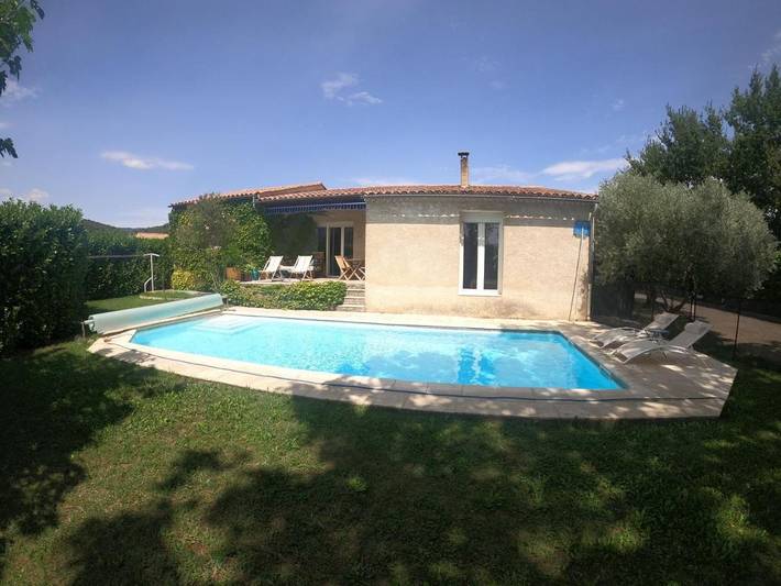 Location de vacances pour 6 personnes, avec piscine et jardin ainsi que terrasse et jacuzzi, animaux acceptés à Peyruis