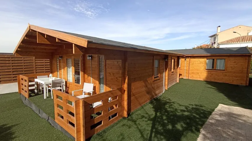 Chalet pour 4 personnes, avec piscine ainsi que jardin et vue - 1