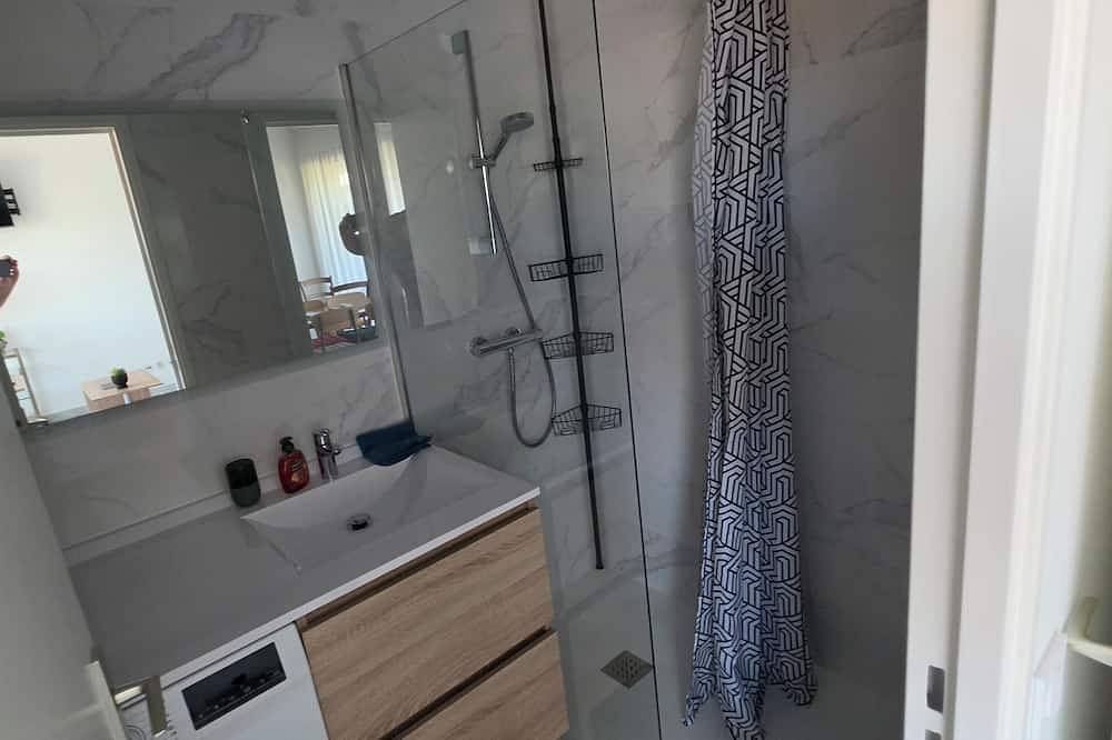 Appartement entier, Studio  centre ville Saint Raphaël tout a pied (gare Tgv, plage et commerces) in Saint-Raphaël, Massif de l'Esterel