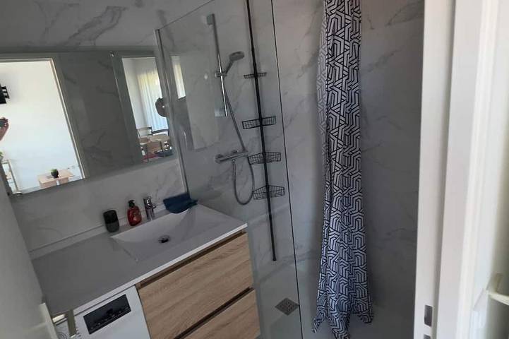 Appartement entier, Studio  centre ville Saint Raphaël tout a pied (gare Tgv, plage et commerces) in Saint-Raphaël, Massif de l'Esterel