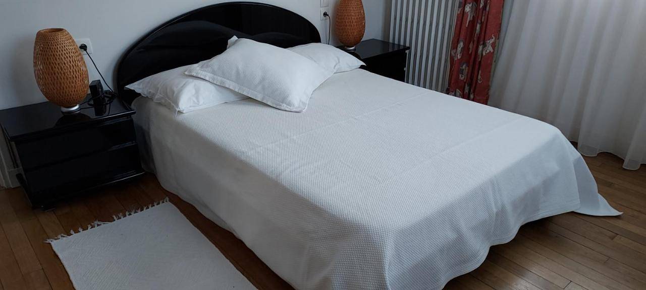 Chambre 2 Vue sur le jardin in Vélizy-Villacoublay, Yvelines