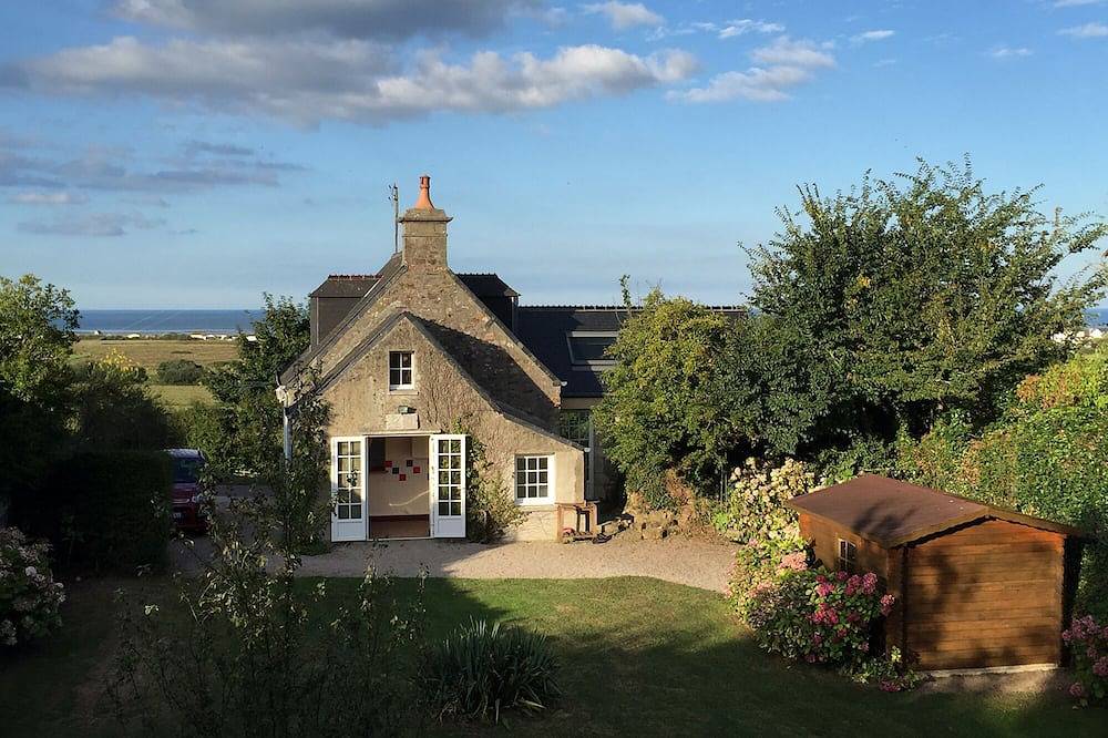 Charming house, sea and garden view, close to the D-Day landing beaches, sleeps 6 in Quinéville, Cherbourg en omgeving