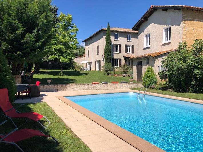 Gîte pour 4 personnes, avec Terrasse et Jacuzzi ainsi que Jardin et Piscine à Chonas-l'Amballan