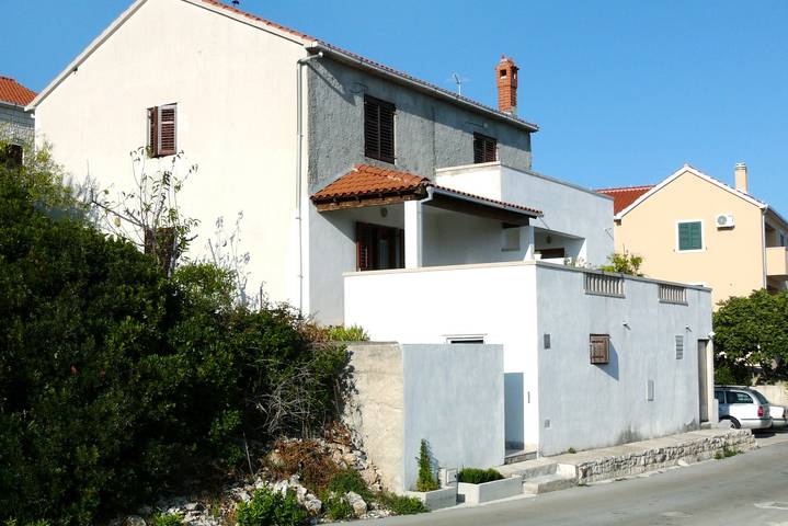 Ganze Wohnung, 1-Zimmer-Ferienwohnung mit Terrasse und Meerblick Postira, Brac -a in Postira, Brac