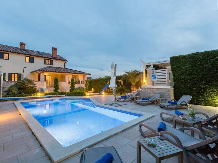 Ferienhaus für 6 Personen, mit Balkon und Whirlpool sowie Terrasse und Garten in Kastelir