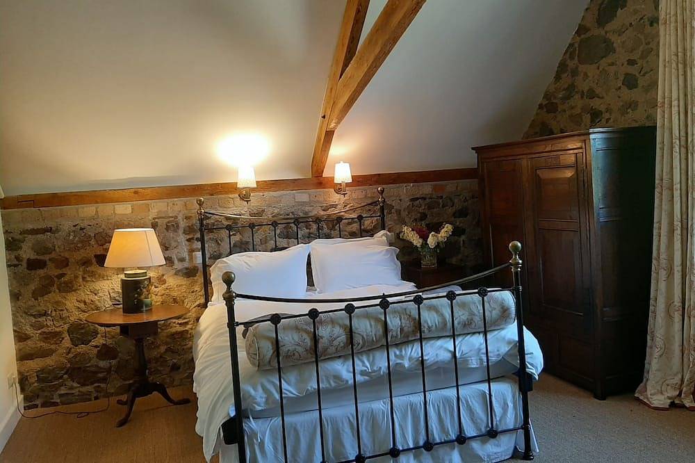 Grade Ii Listed Stone Barn within Dartmoor in Bovey Tracey, Dartmoor
