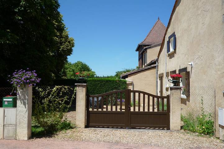 Location de vacances pour 4 personnes, avec Jardin et Piscine à Le Pizou