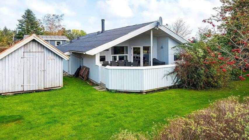 Ferieudlejning for 9 personer, med sauna og jacuzzi samt have, husdyr tilladt i Pøt Strandby