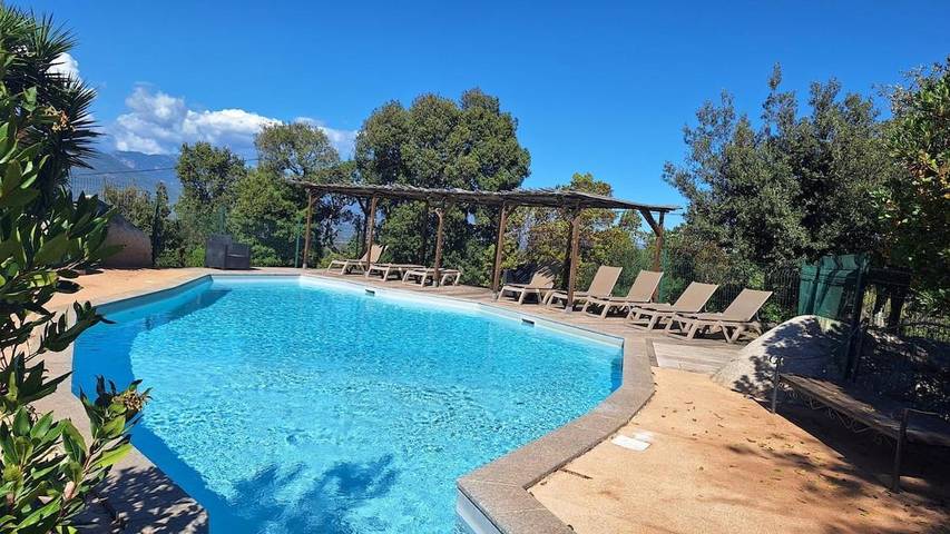 Appartement de vacances pour 5 personnes, avec vue ainsi que piscine et jardin