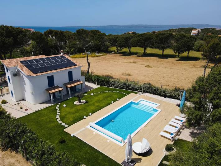 Villa Rose Sardinia 200m from the Beach – Private Pool & Garden in Spiaggia Grande, Calasetta