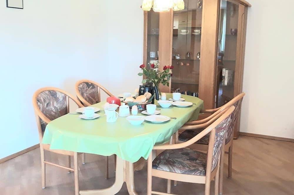 Ganze Wohnung, Ferien auf dem Bauernhof - Fewo mit Terrasse und Panoramablick direkt am Waldrand in Naila, Landkreis Hof