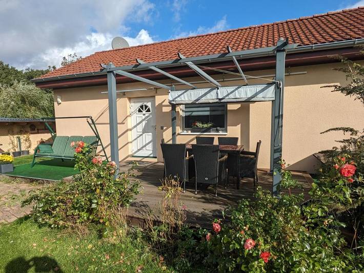 Ferienwohnung für 4 Personen, mit Terrasse und Whirlpool sowie Garten und Pool