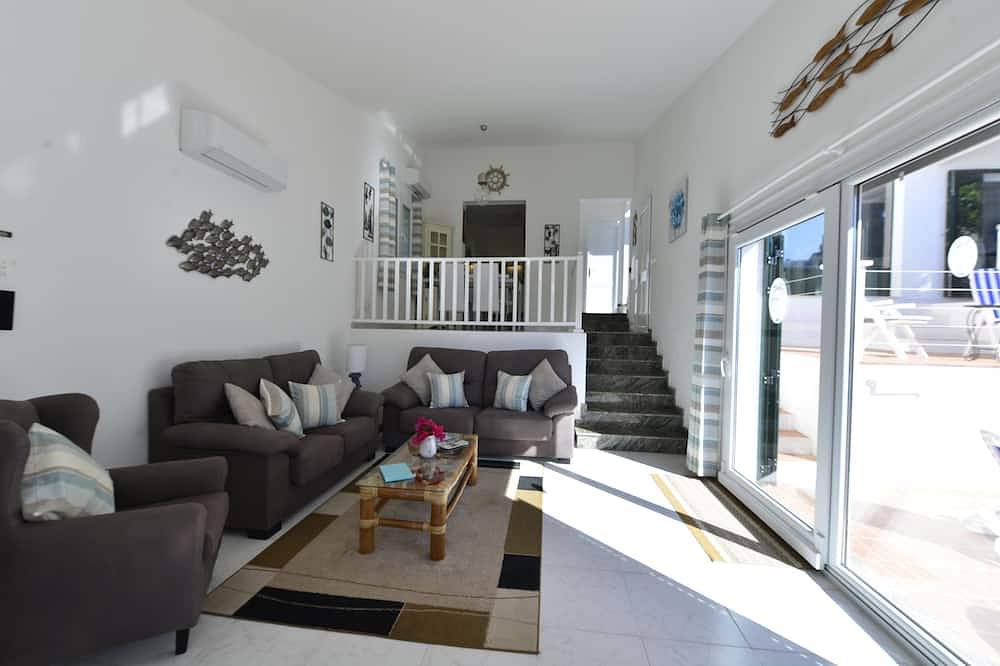 Fantastic seafront villa- stunning sea views, steps to beach, private pool, bar. in Cala Llonga (Menorca), Maó