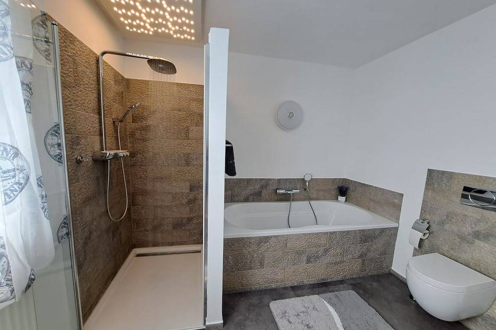 Entire apartment, Ferienwohnung am Scharfenberg im Siebengebirge. Hunde Herzlich Willkommen! in Königswinter, Rhein-Sieg-Kreis