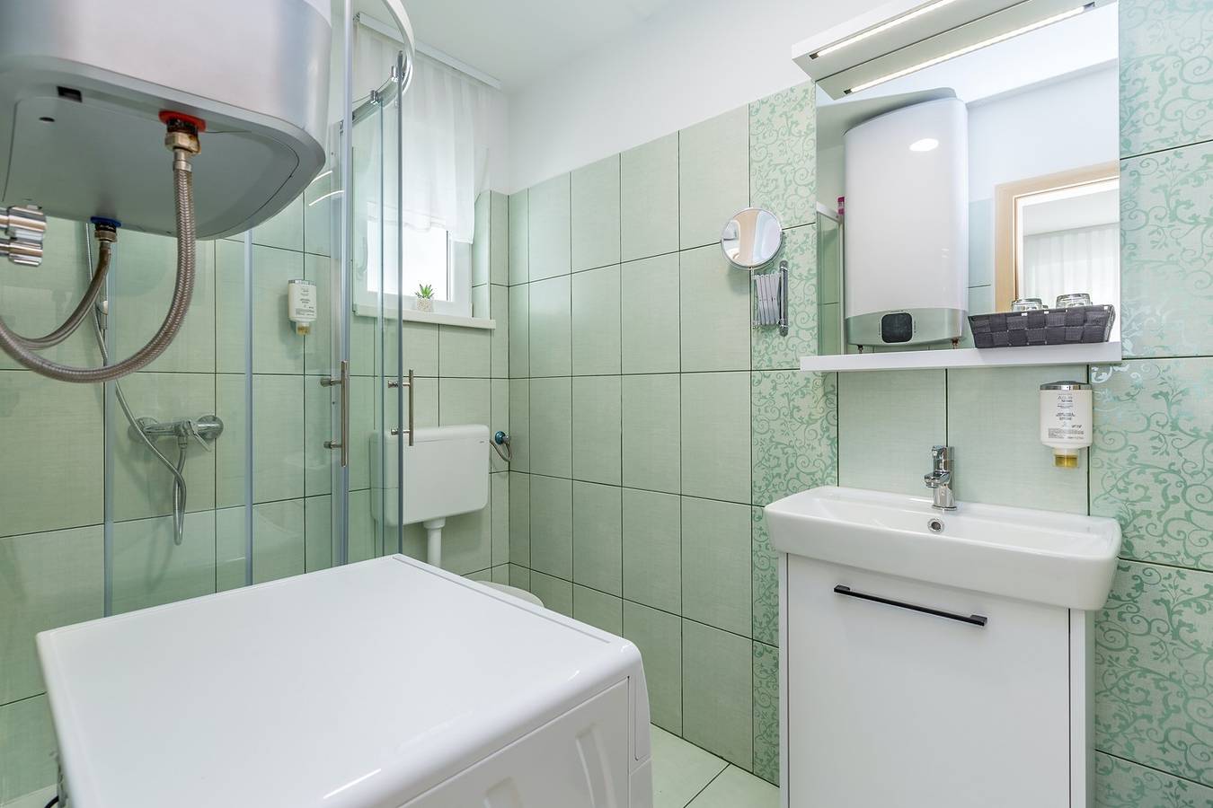 Ganze Wohnung, Erdgeschosswohnung Julia mit beheiztem Pool, großer Terrasse (28 m2) mit Meerblick in Komoriška, Klimno