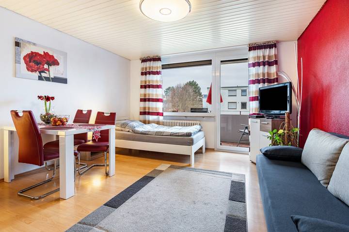 Appartamento intero, Appartamento 'Szafranzimmervermietung' con balcone e Wi-Fi in Winnenden, Rems-Murr-Kreis