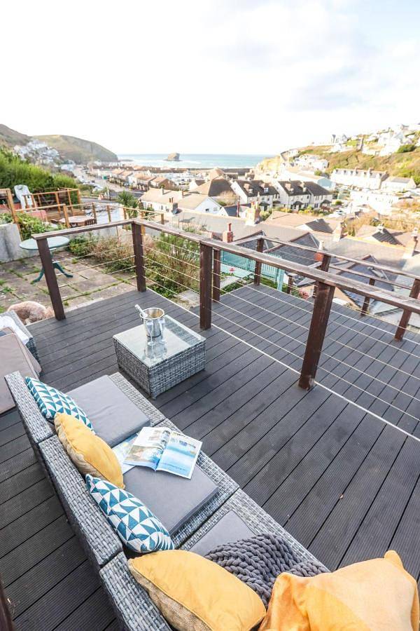 Beach Lovers Paradise in Portreath - With Sea Views & Log Burner just 100m from beach in Portreath, Cornwall