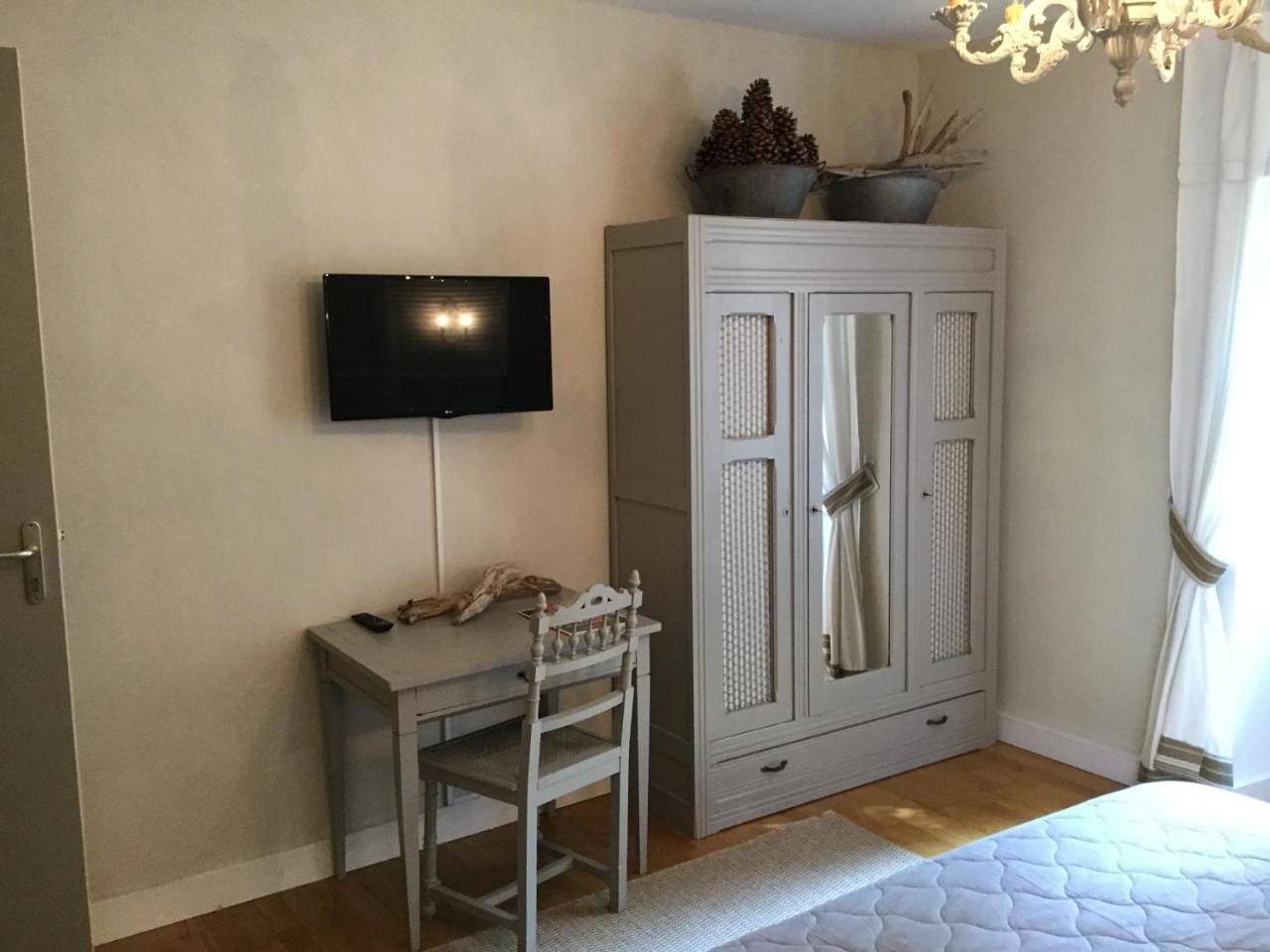 Double Room with Private Bathroom in Barsac, Région de Langon