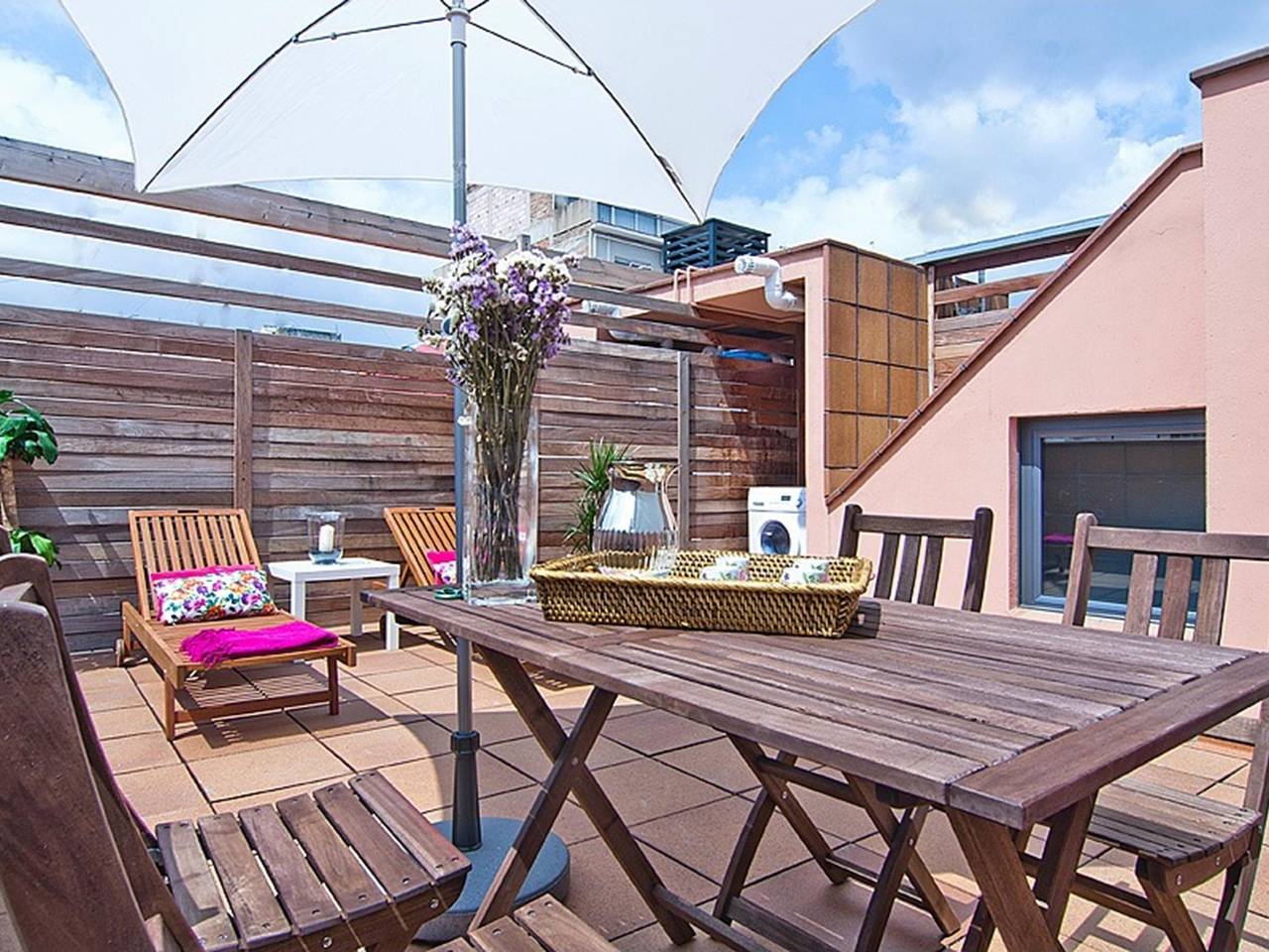 Ganze Ferienwohnung, Wohnung mit Terrasse und Schwimmbad in Sagrada Familia in Barcelona Zentrum, Barcelona