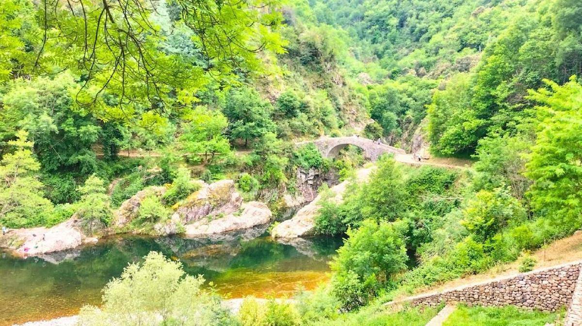 Appartement entier, # Calme, Clim, Piscine en bord d'Ardèche # in Pont-de-Labeaume, Parc naturel régional des Monts d'Ardèche