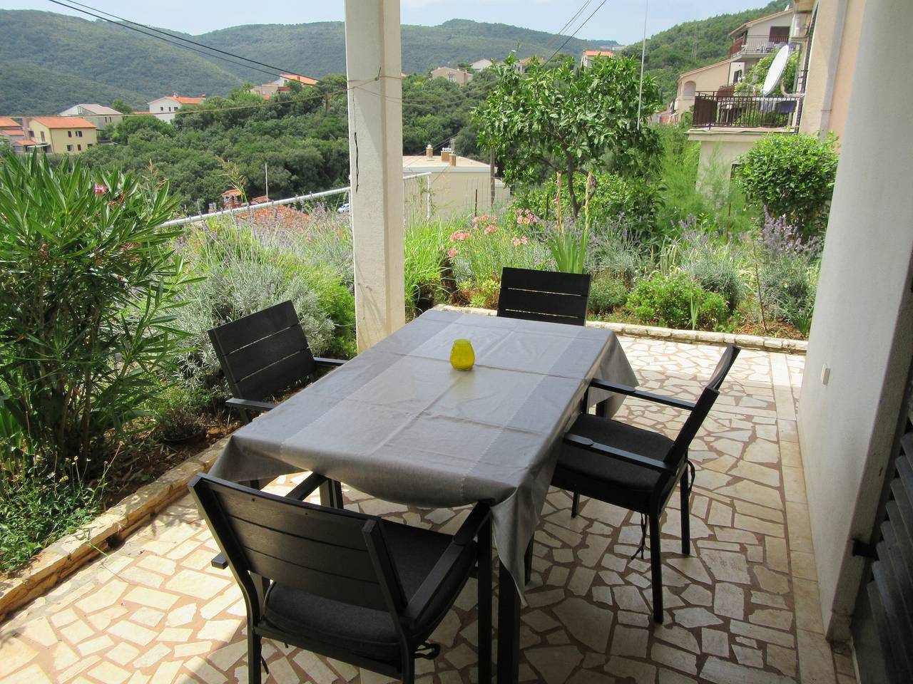 Ganze Wohnung, 2-Zimmer-Ferienwohnung mit Terrasse und Meerblick Rabac, Labin -b in Rabac, Labin-Rabac