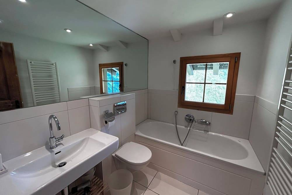 Chalet 5 pièces très confortable pour  8 personnes : 1er étage : Living avec fourneau à bois - cuisi in Grimentz, Anniviers