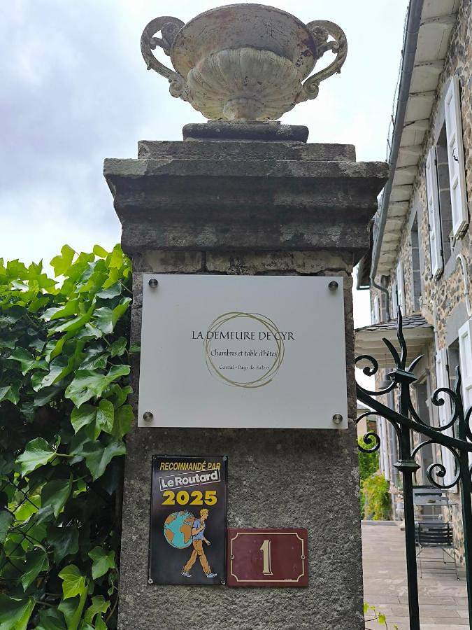 Chambre d’hôte pour 5 personnes, avec vue ainsi que jardin et terrasse dans le Cantal - 3
