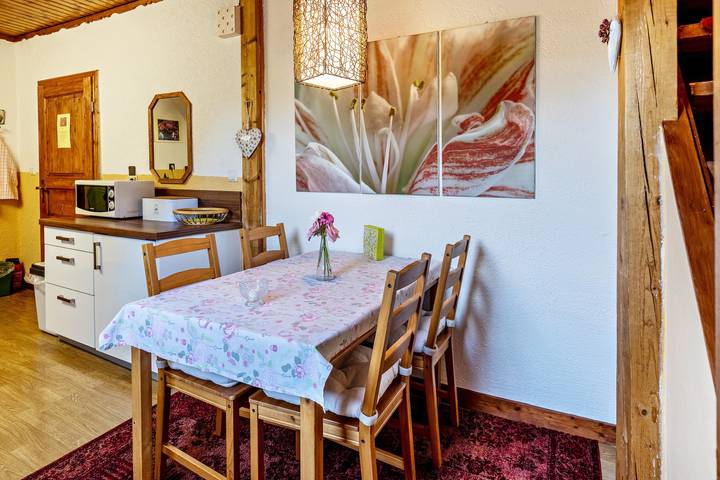 Hel lejlighed, Apartment "La Rose" with Shared Garden & Wi-Fi in Tengen, Hegau