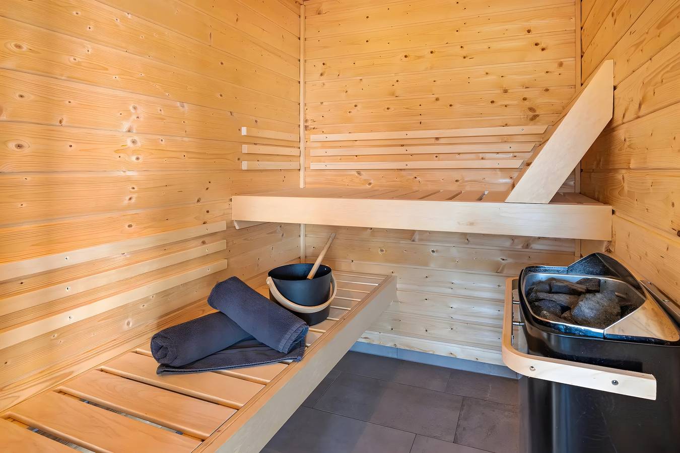 Ganze Wohnung, Ferienwohnung "Egge Resort 7C" mit Balkon, Whirpool und Sauna mit Viaduktblick in Altenbeken, Teutoburger Wald