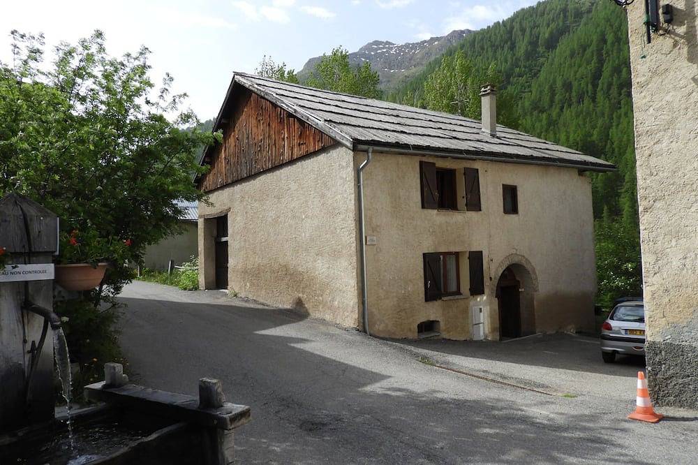 Ganze Wohnung, Duplex mountain apartment for 4 people at the start of hiking and skiing trails in Molines-en-Queyras, Queyras