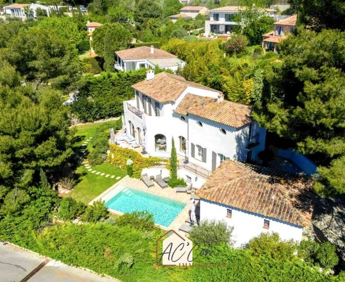 Chalet para 11 personas, con jardín además de terraza y piscina - 1