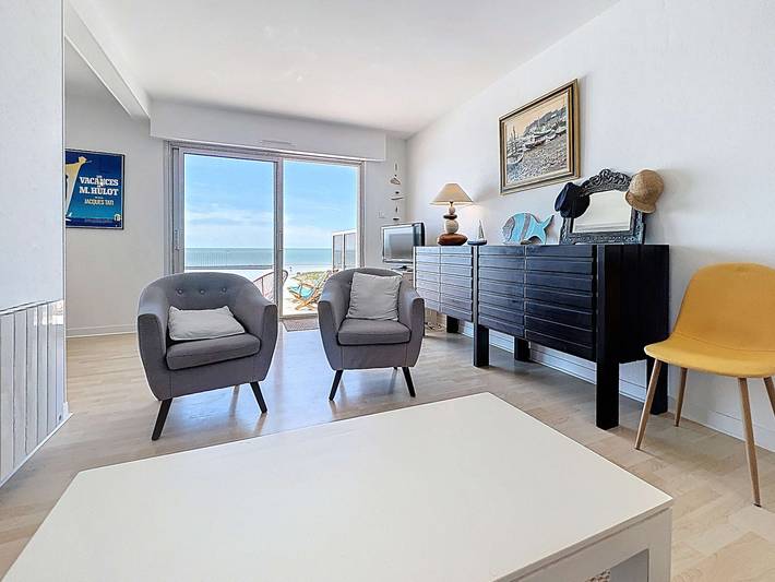 Ganze Wohnung, Apartment am Meer mit Terrasse und Parkplatz in Jullouville, Côte de la Déroute