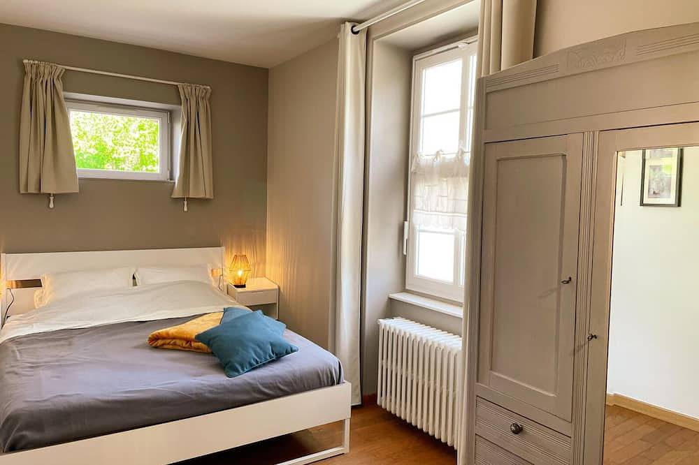 Cozy Cottage with Garden and Parking Near Blois in Saint-Claude-de-Diray, Blois region