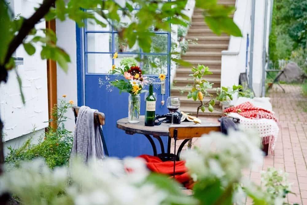 Ganze Wohnung, Small romantic apartment with sauna, garden, pool in Pegau, Burgenlandkreis