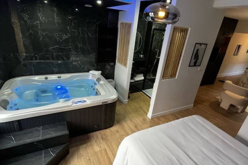 Ganze Wohnung, Romantic Escape with Jacuzzi and Cozy Private Terrace, Flexible Check-In! in Reims, Marne