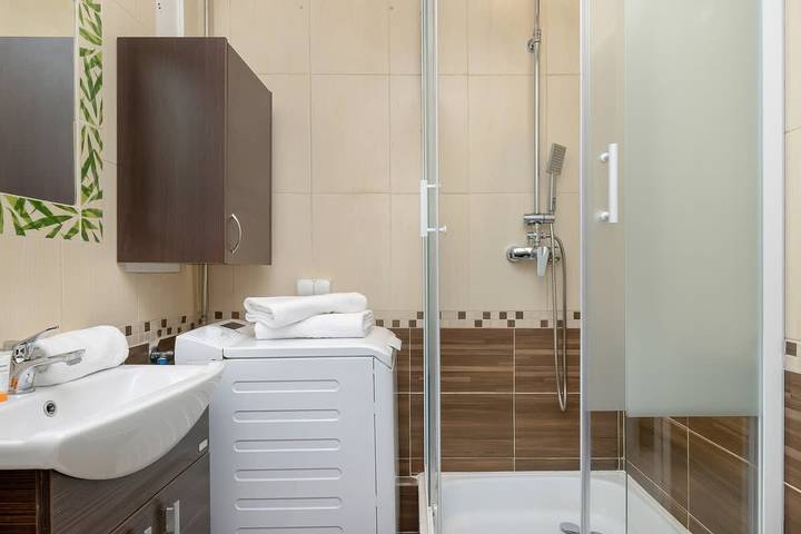Ganze Wohnung, Apartment with Balcony | Parking and Proximity to Wawel Castle in Dębniki, Krakau