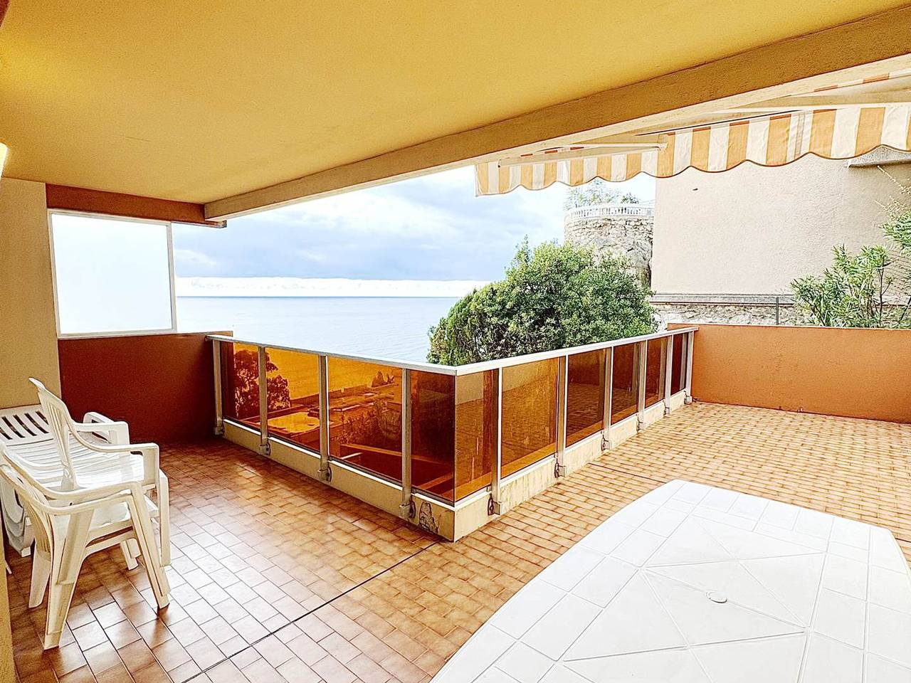 Entire apartment, Apartment for 8, sea view, Wi-Fi included in Roquebrune-Cap-Martin, Mediterranean Coast (France)
