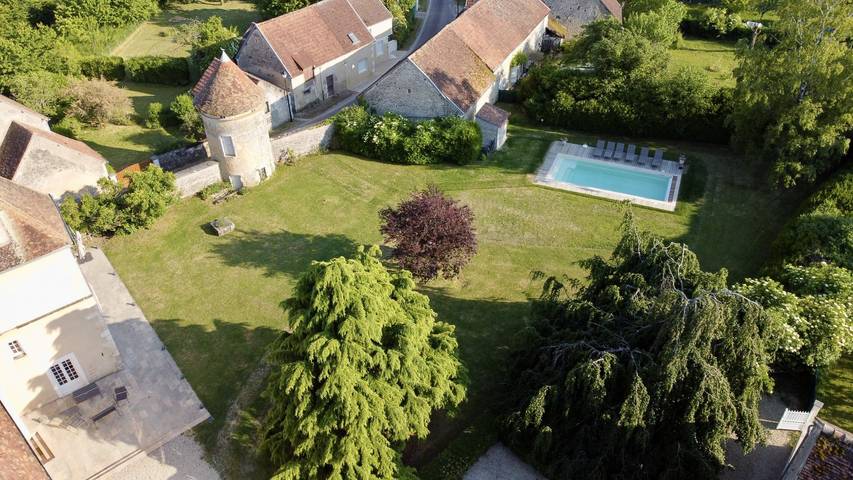Château pour 15 personnes, avec terrasse ainsi que jardin et piscine en Bourgogne-Franche-Comté - 4