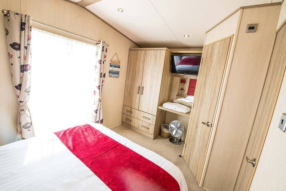 River Lodge Platinum Plus Holiday Home with Views, Decking, Wifi and Netflix in Camber, Sussex Oriental