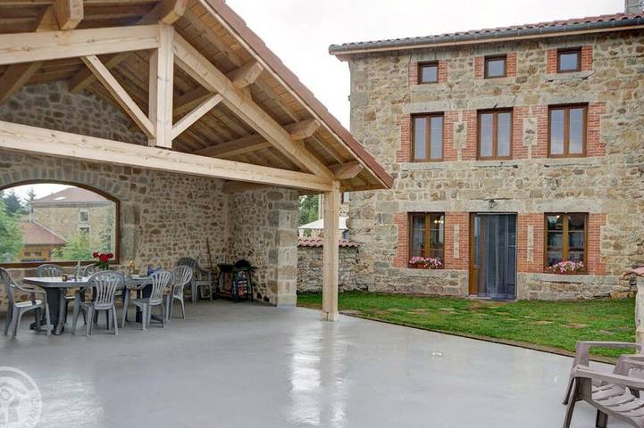 Gîte pour 6 personnes, avec terrasse dans Saint-Hilaire-Cusson-la-Valmitte