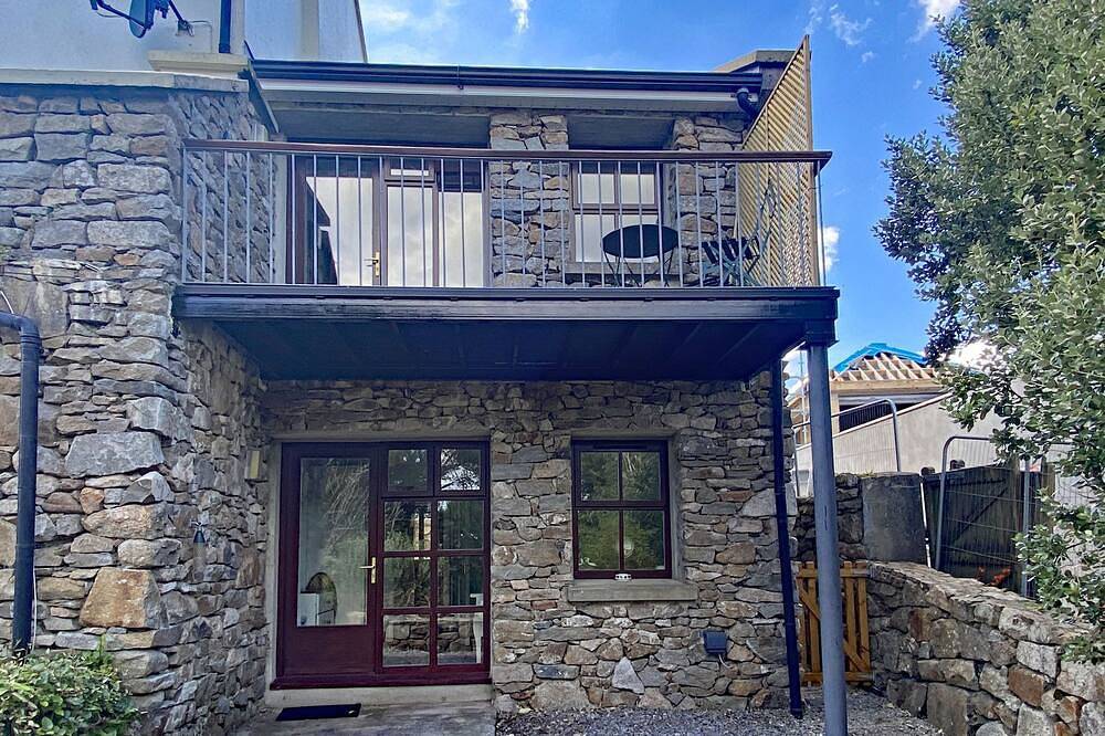 Cottage 430 - Roundstone - sleeps 4 guests  in 2 bedrooms in Roundstone, Connemara