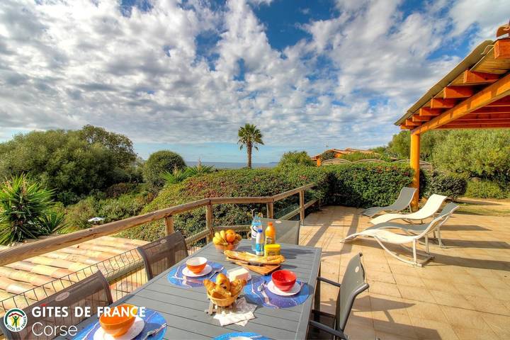 Gîte pour 6 personnes, avec Terrasse ainsi que Jardin et Vue en Corse-du-Sud