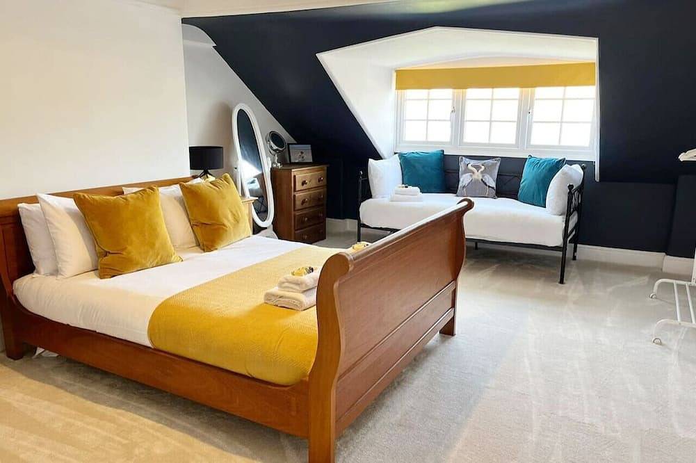 Stylishly decorated 3 bed home close to the sea in Merseyside