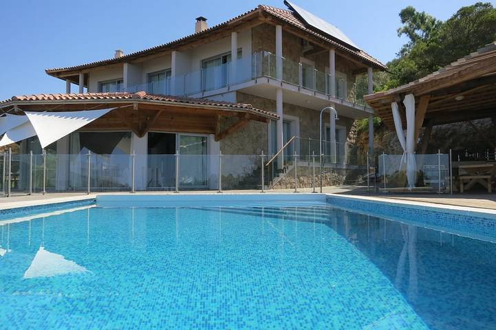 Gîte pour 20 personnes, avec terrasse ainsi que jardin et jacuzzi dans Plage Cupabia