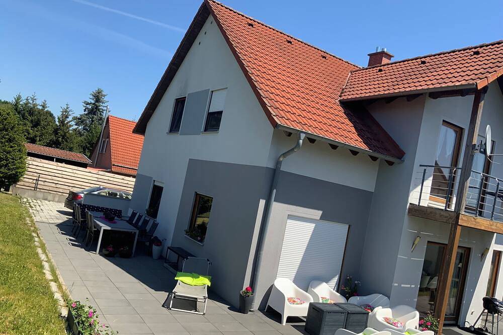 4-bedroom house with sun terrace and garden in Bavaria, Wifi, free parking in Bruck i.d.OPf., Ostbayern